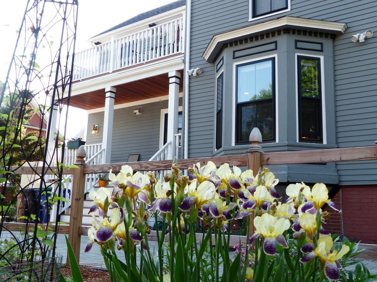 Davis Square Inn Somerville Bagian luar foto